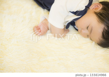 お昼寝する赤ちゃん 133814966