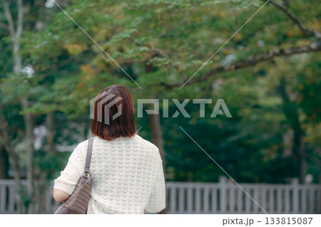 神社で参拝する女性 133815087