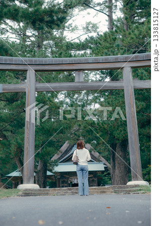 神社で参拝する女性 133815127