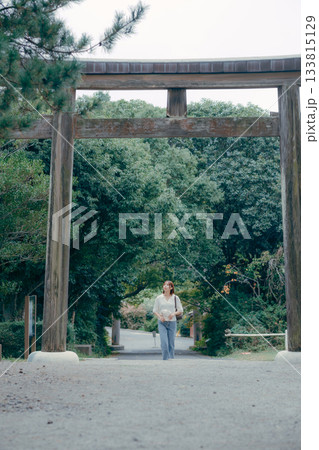 神社で参拝する女性 133815129