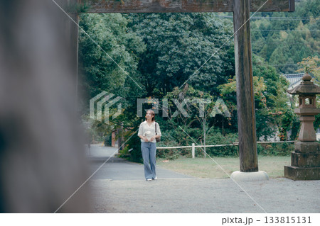 神社で参拝する女性 神社で参拝する女性 133815131