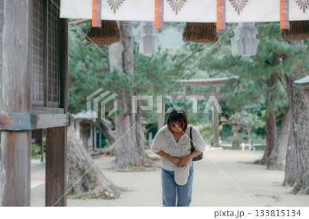 神社で参拝する女性 133815134