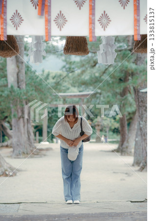 神社で参拝する女性 133815137