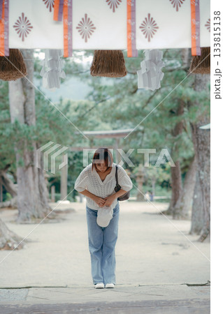 神社で参拝する女性 133815138