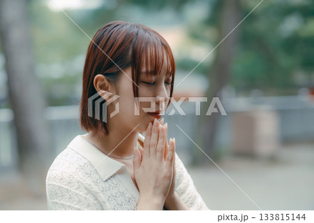 神社で参拝する女性 133815144