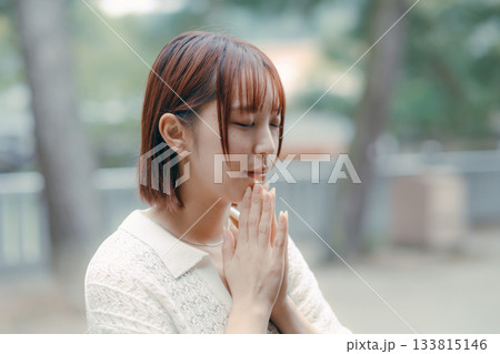 神社で参拝する女性 133815146