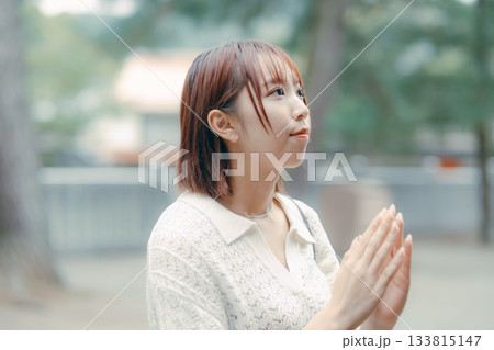 神社で参拝する女性 133815147