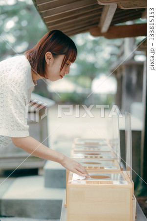 神社で参拝する女性 神社で参拝する女性 133815153