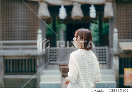 神社で参拝する女性 神社で参拝する女性 133815161