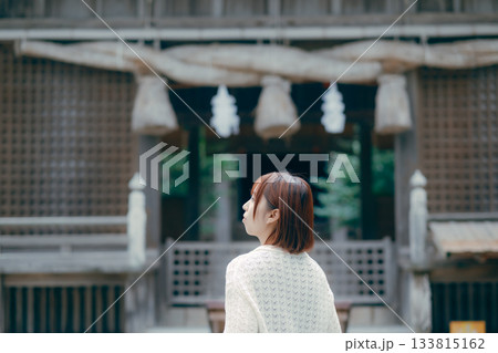 神社で参拝する女性 神社で参拝する女性 133815162