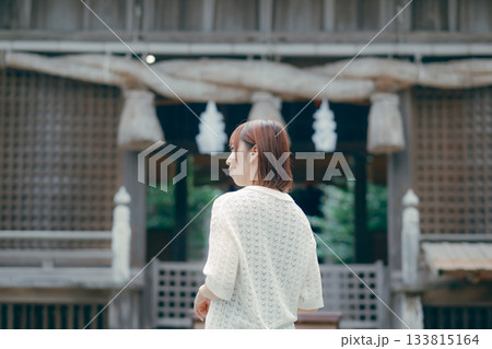 神社で参拝する女性 133815164
