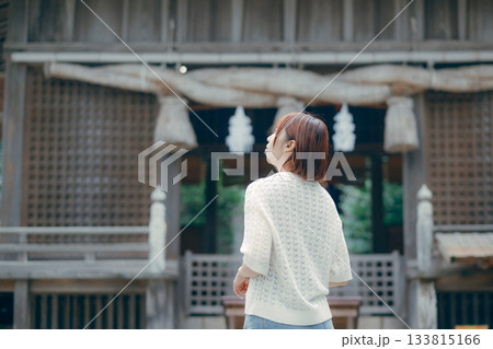 神社で参拝する女性 神社で参拝する女性 133815166