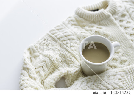 冬ニットとカフェオレのマグカップ、あたたかな暮らしのイメージ 133815287