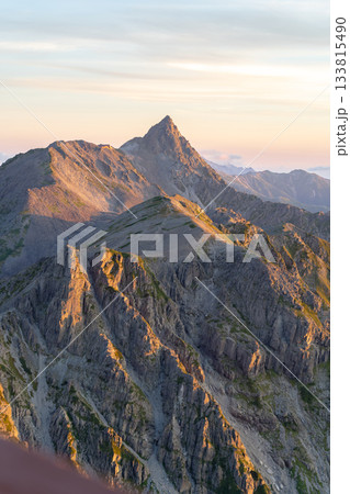 北穂高小屋のテラスから見るモルゲンロートの槍ヶ岳 北アルプスの北穂高岳登山 北穂高小屋のテラスから見るモルゲンロートの槍ヶ岳 北アルプスの北穂高岳登山 133815490
