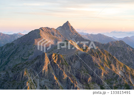 北穂高小屋のテラスから見るモルゲンロートの槍ヶ岳　北アルプスの北穂高岳登山 133815491
