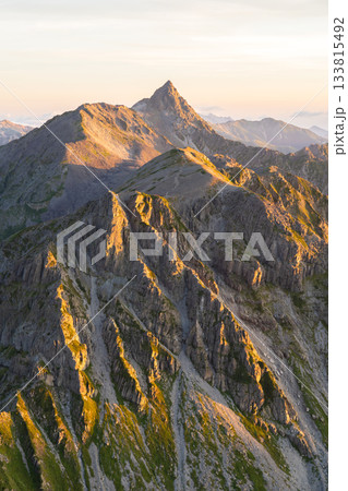 北穂高小屋のテラスから見るモルゲンロートの槍ヶ岳　北アルプスの北穂高岳登山 133815492