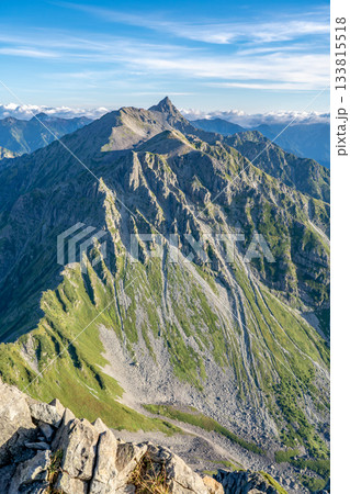 北穂高小屋のテラスから見る早朝の槍ヶ岳　北アルプスの北穂高岳登山 133815518