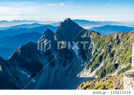 北穂高小屋のテラスから見る早朝の前穂高岳と北尾根　北アルプスの北穂高岳登山 133815529