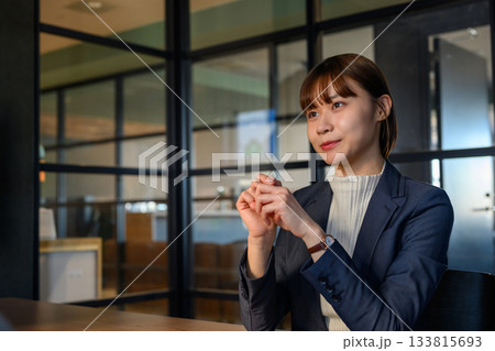 真剣な表情で面接を受ける若いビジネスウーマン 133815693