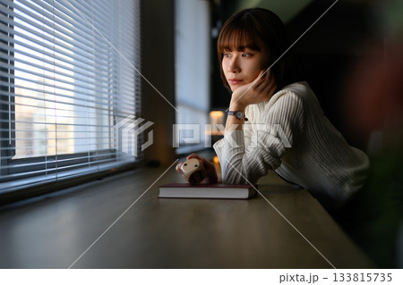 窓辺で考え事をしている若い日本人女性 133815735