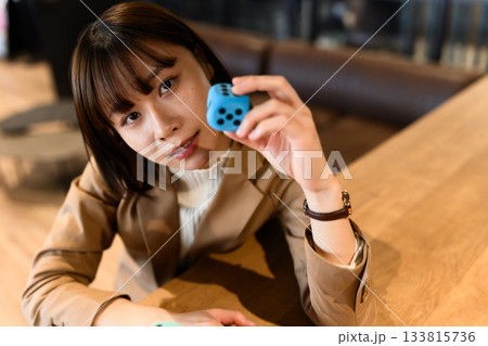 フィジェットキューブを手に持つ若い日本人女性 フィジェットキューブを手に持つ若い日本人女性 133815736