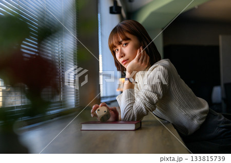 窓辺で物思いにふける若い女性 窓辺で物思いにふける若い女性 133815739