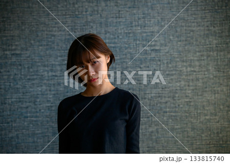 憂いを帯びた表情の若い女性ポートレート 133815740