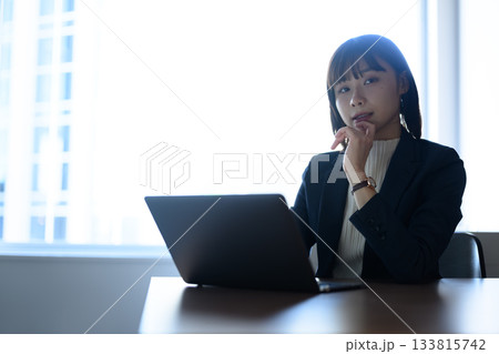 デスクでノートパソコンに向かう若い女性ビジネスパーソン デスクでノートパソコンに向かう若い女性ビジネスパーソン 133815742