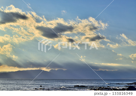 江ノ島 湘南大堤防 夕刻の光芒と岩場に打ち付ける波 江ノ島 湘南大堤防 夕刻の光芒と岩場に打ち付ける波 133816349