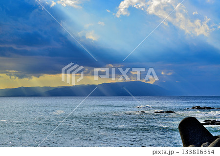 江ノ島 湘南大堤防 夕刻の光芒と岩場に打ち付ける波 江ノ島 湘南大堤防 夕刻の光芒と岩場に打ち付ける波 133816354