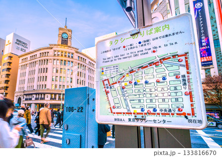 日本の東京都市景観 師走…。銀座には多くのタクシー行き交う…乗車禁止地区がある… 日本の東京都市景観 師走…。銀座には多くのタクシー行き交う…乗車禁止地区がある… 133816670