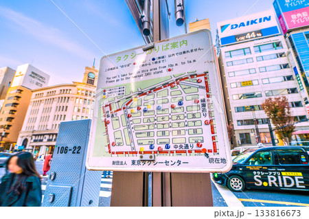 日本の東京都市景観 師走…。銀座には多くのタクシー行き交う…乗車禁止地区がある… 日本の東京都市景観 師走…。銀座には多くのタクシー行き交う…乗車禁止地区がある… 133816673