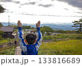 素敵な風景に映り込む子供 133816689
