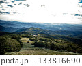 秋の入ロールのある高原 133816690