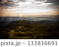 山から見る朝焼けの大空 133816691