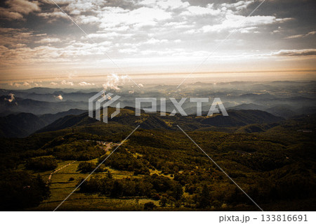 山から見る朝焼けの大空 133816691