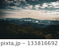 霧降高原から見る朝焼けの山並み 133816692