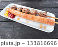焼いたソーセージと牛串 133816696