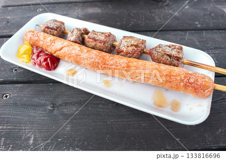 焼いたソーセージと牛串 133816696