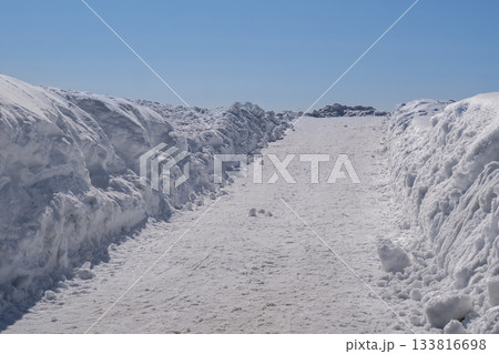 雪の積もった山道 雪の積もった山道 133816698