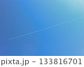 青空に伸びる飛行機雲 133816701