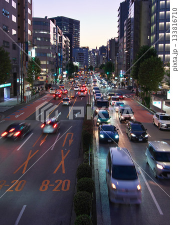 靖国通り・神田淡路町交差点付近の夕景 都市景観(2025年11月) 靖国通り・神田淡路町交差点付近の夕景 都市景観(2025年11月) 133816710