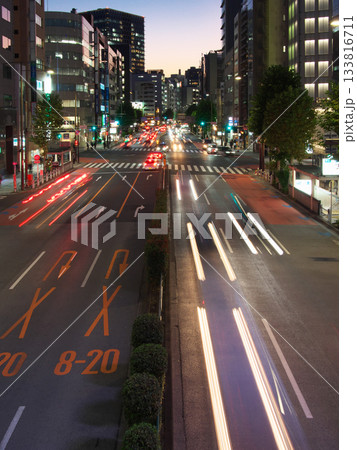 靖国通り・神田淡路町交差点付近の夕景　 都市景観（2025年11月） 133816711