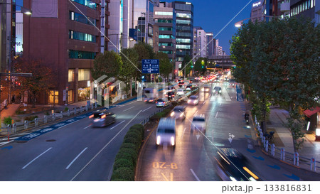 靖国通り・神田須田町交差点付近の夕景　 都市景観（2025年11月） 133816831