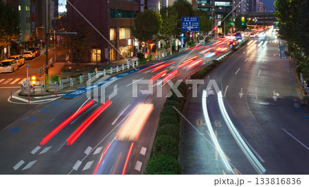 靖国通り・神田須田町交差点付近の夕景　 都市景観（2025年11月） 133816836