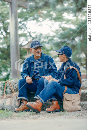 神社を参拝するシニア夫婦 神社を参拝するシニア夫婦 133816845