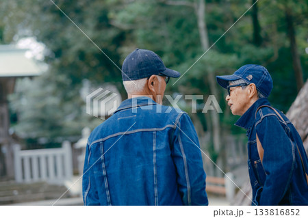 神社を参拝するシニア夫婦 133816852