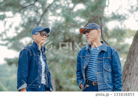 神社を参拝するシニア夫婦 133816855