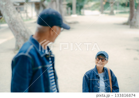 神社を参拝するシニア夫婦 133816874