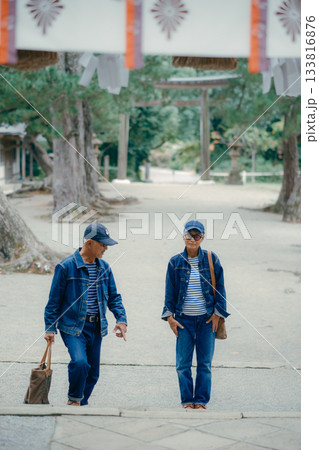 神社を参拝するシニア夫婦 133816876
